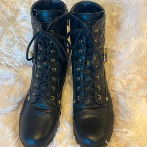 GuessWomen’s Black Lace-up look Boots with side zipper
